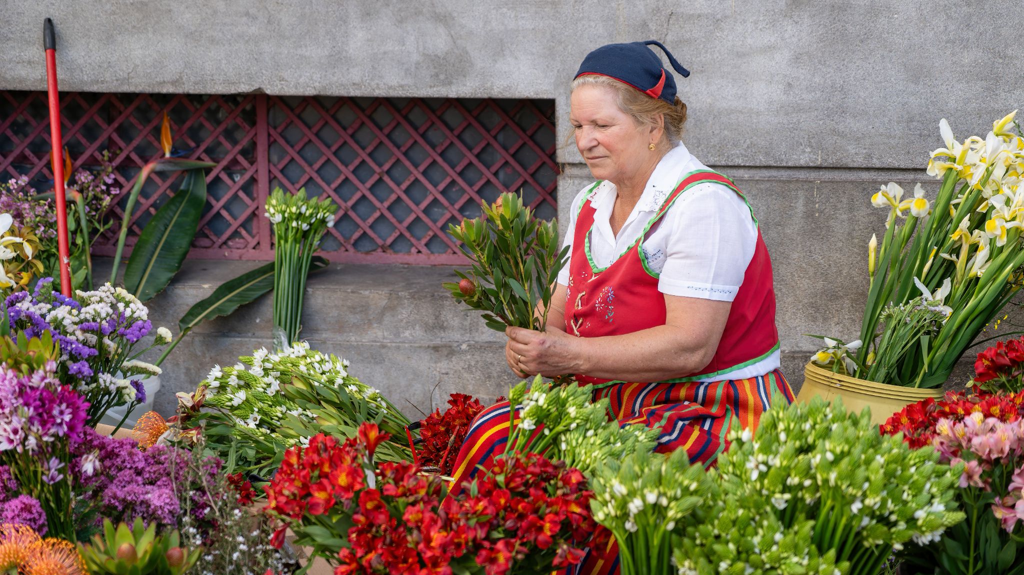Im Mercado dos Lavradores der Inselhauptstadt Funchal erwarten Besucher exotische Früchte, Blumenpracht, Fischmarkt-Atmosphäre – Preise vergleichen lohnt sich.